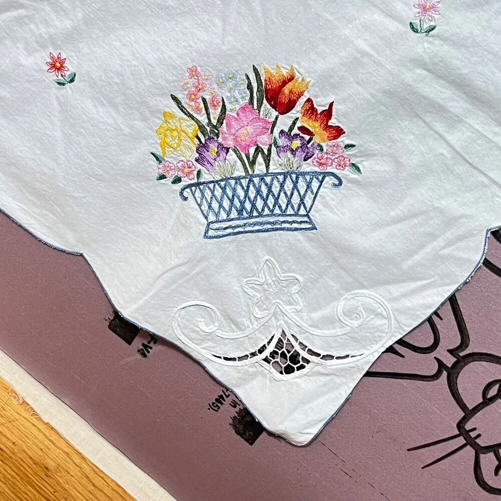 Embroidered White Tablecloth Floral Baskets‎ & Cutwork Design Rectangular 98X66